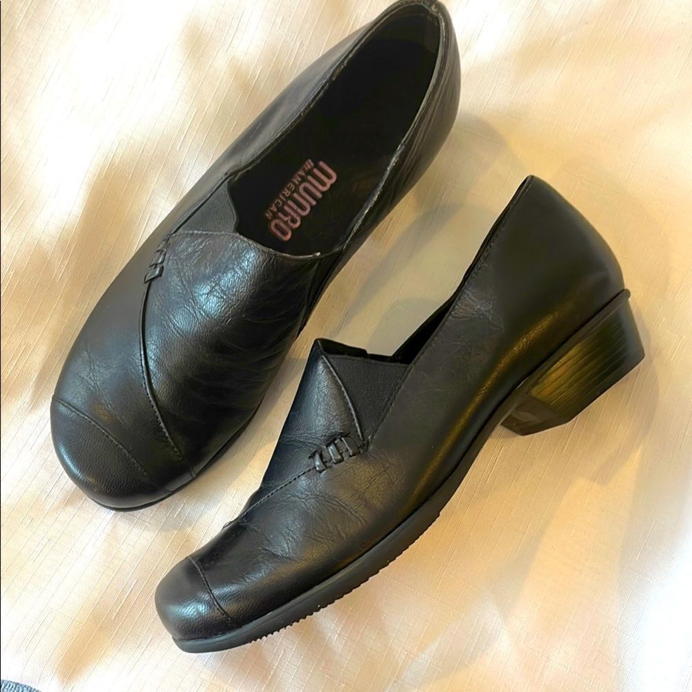 MUNRO AMERICAN BLACK LEATHER SLIP ON SHOES.  NEW